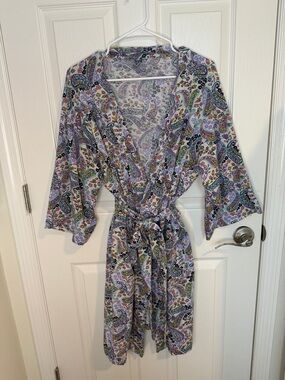Vera Bradley Lavender Paisley Tie-Waist Robe Two front pockets. 95%cotton 5% spx